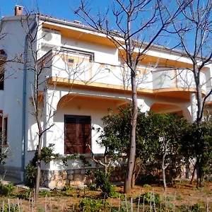 Apartmán Kresimir Beauty With Shadow Trees And Parking Place, Pag Town