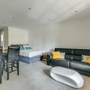 https://le-hameau-des-pins.fr-provencehotel.com
